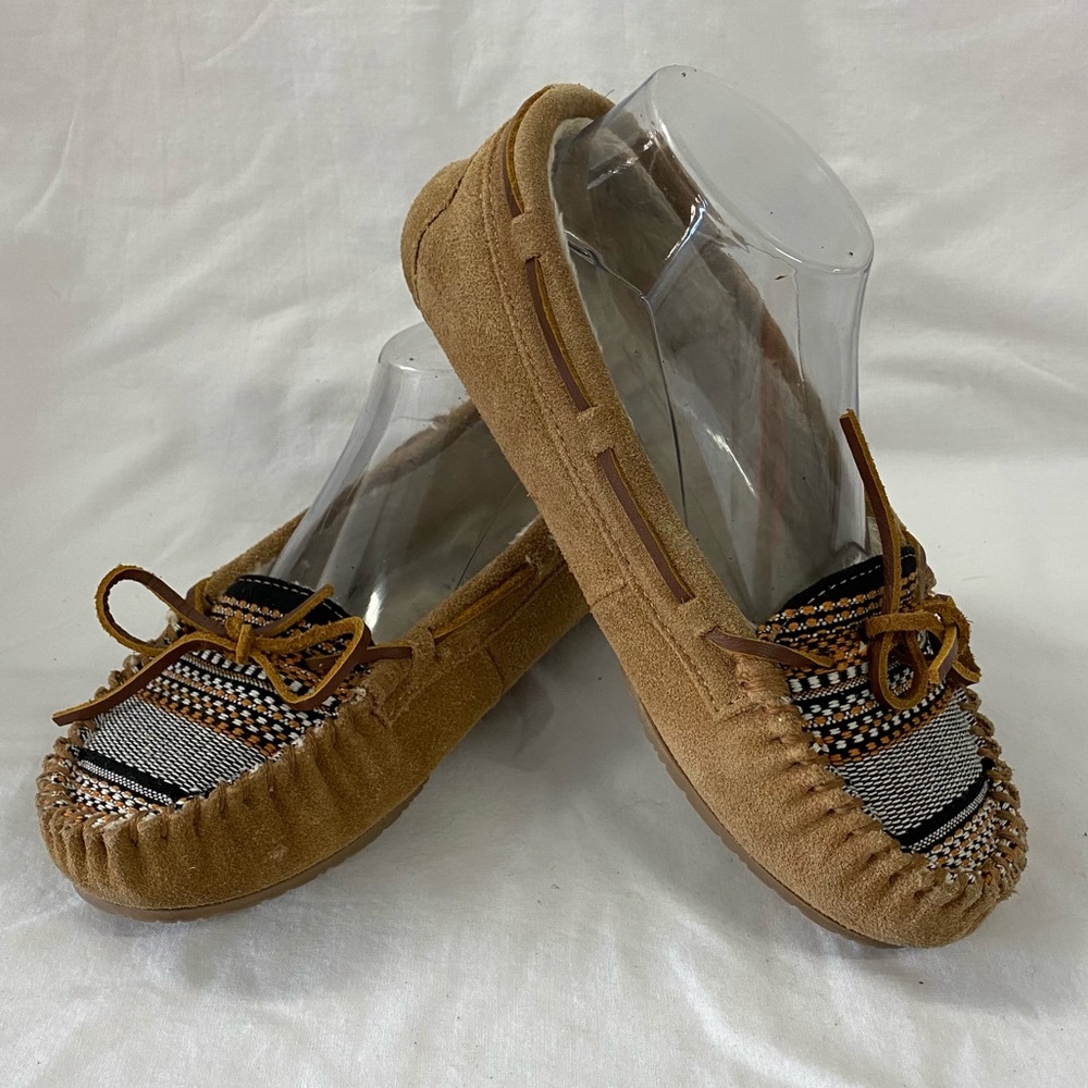 Minnetonka Women's Cordova Kilty Suede Slipper Size 7